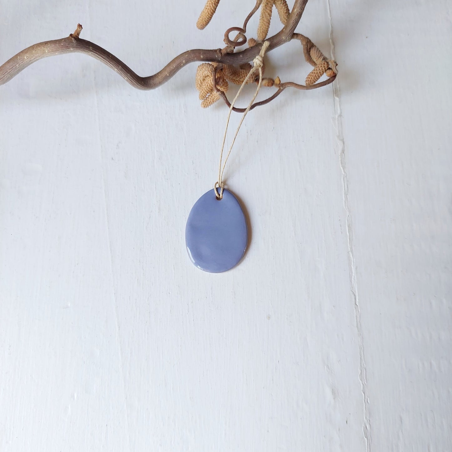 Uova piccole bianchi e blu in ceramica