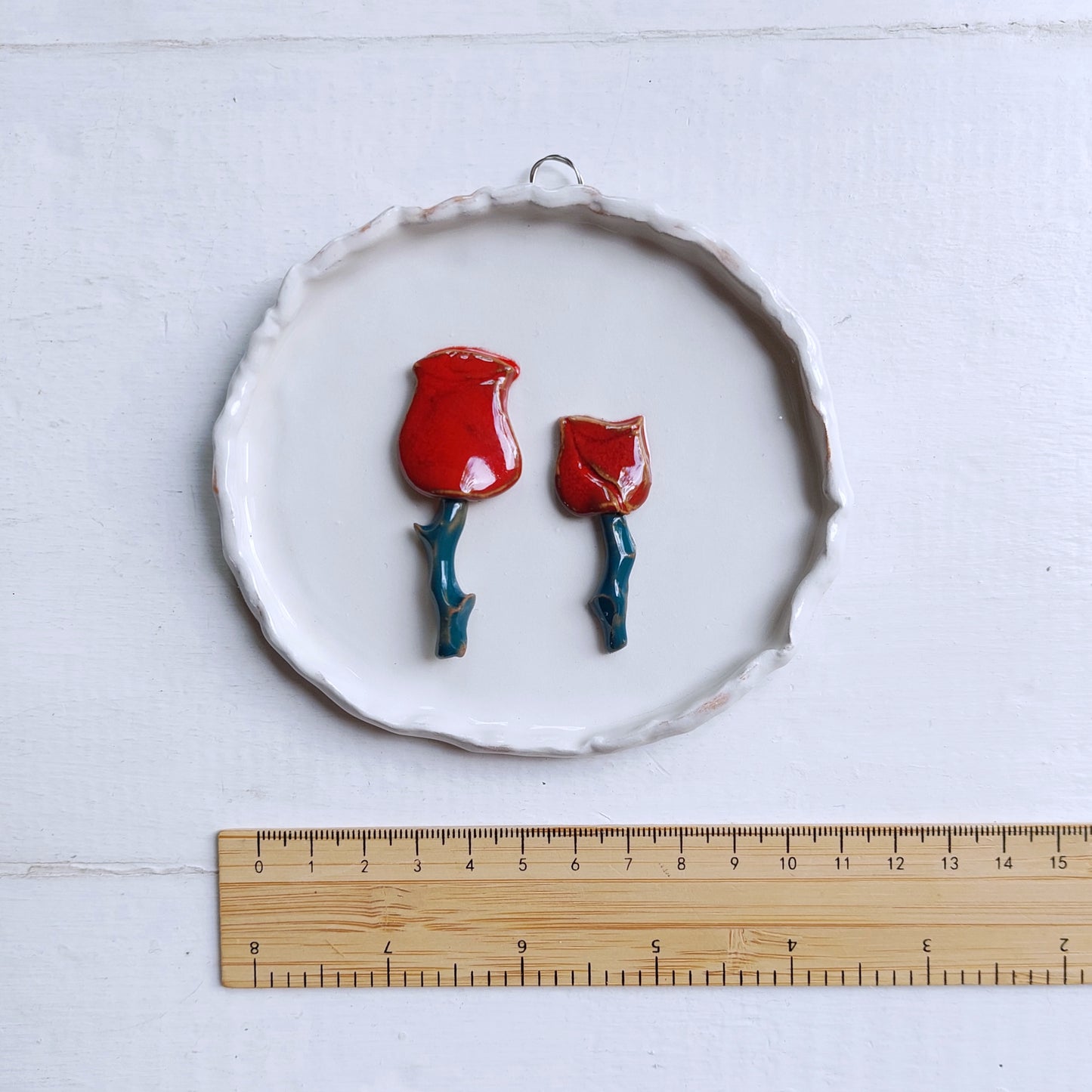 Formella in ceramica bianca con rose