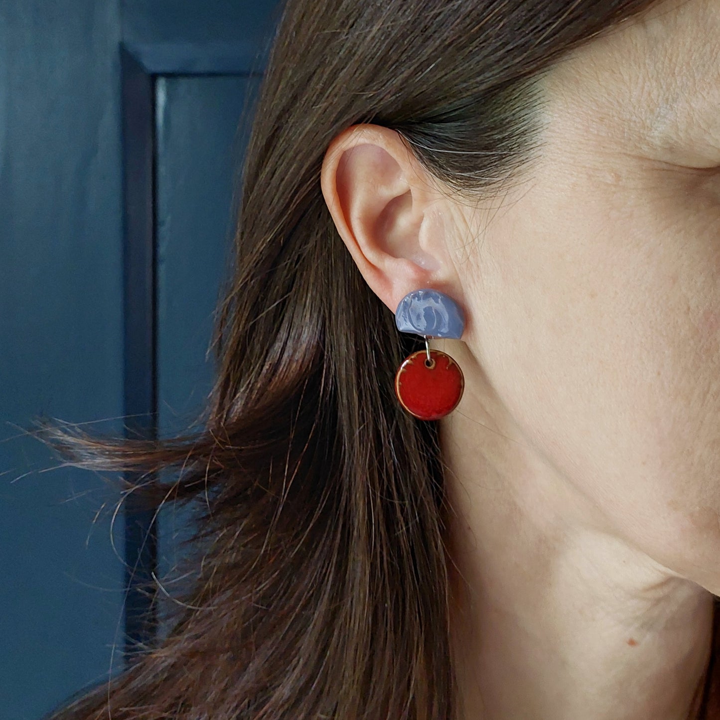 Orecchini Viaggi pendenti in ceramica rosso e azzurro pervinca