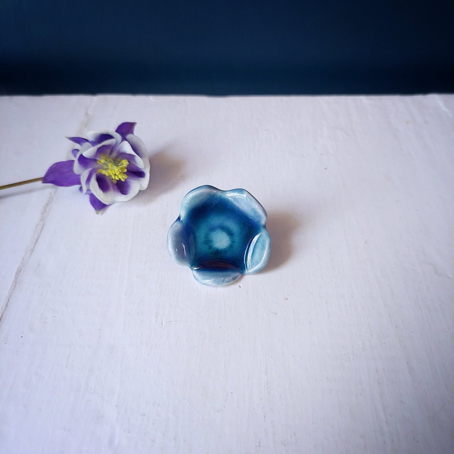 Spilla Fiorellino in ceramica azzurra