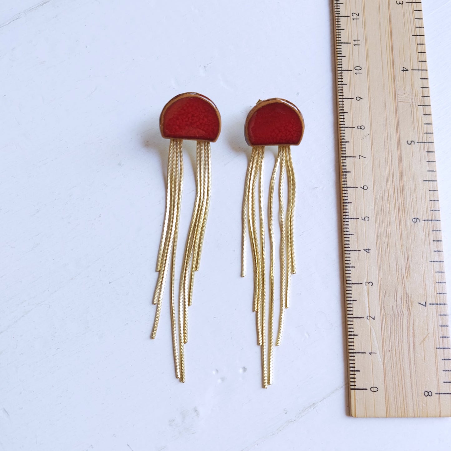 Orecchini lunghi Medusa in ceramica rossa con base color oro