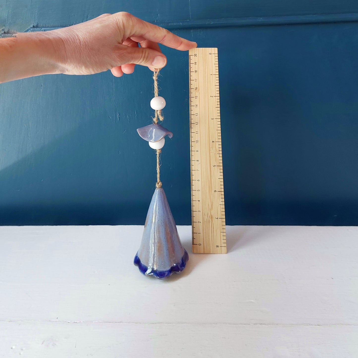 Campanella in ceramica "Pensieri felici" azzurra e blu con bordo lavorato