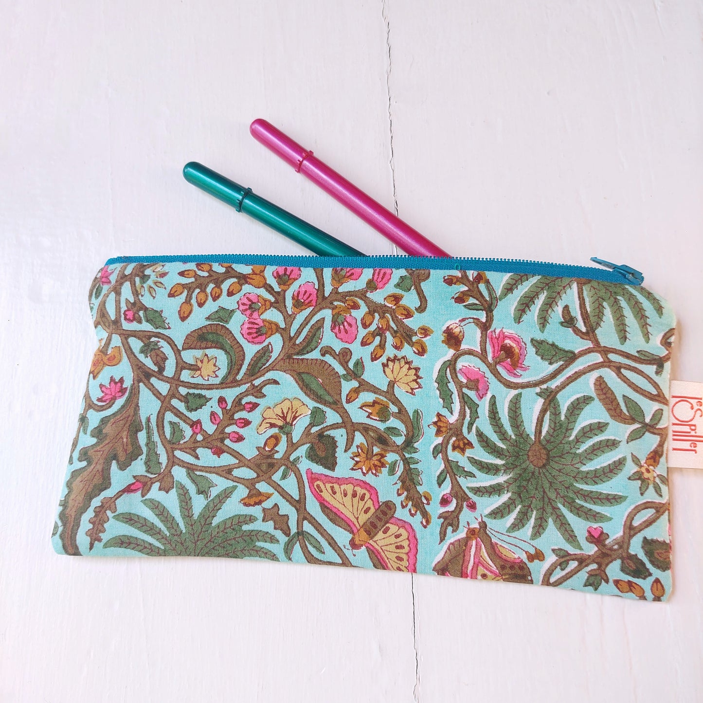 Pochette con tessuto di cotone con fantasia floreale, foderata.