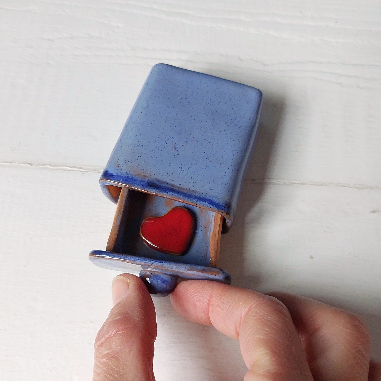 Cuoricino in ceramica rossa per "Il sogno nel cassetto" .