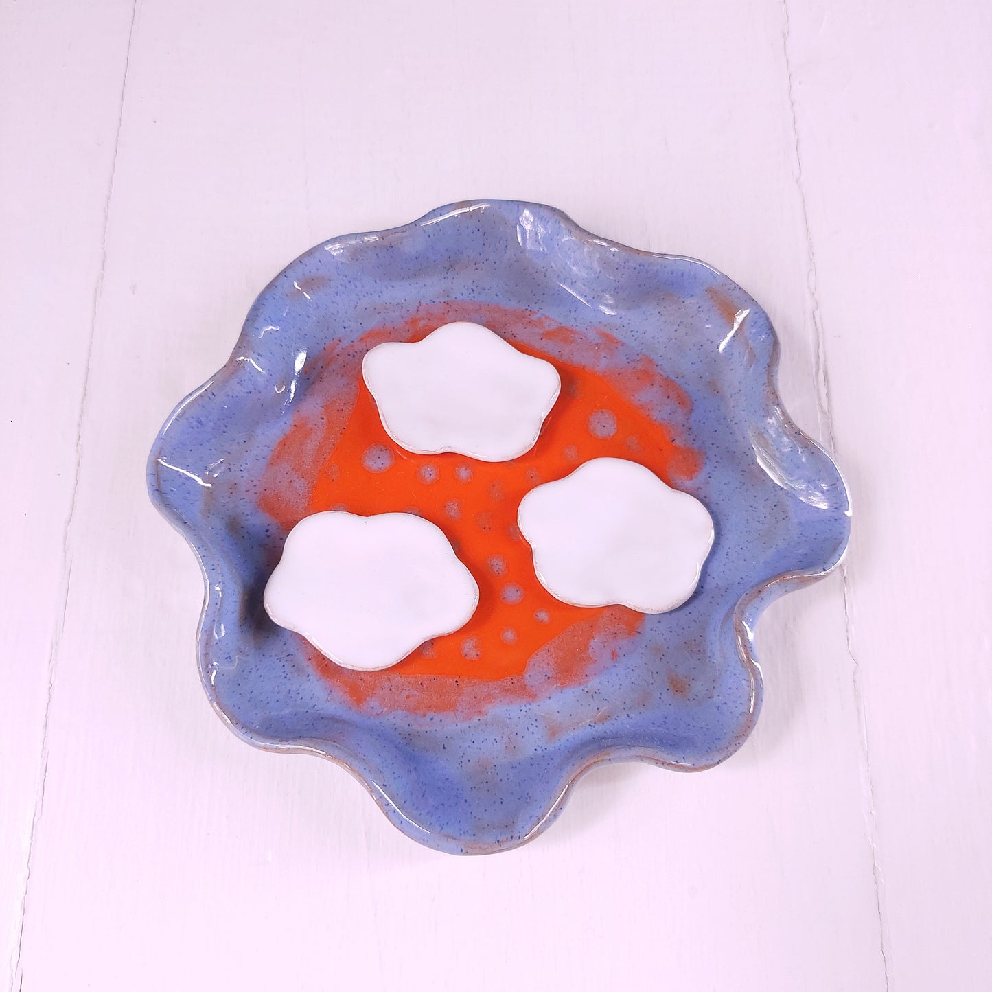 Nuvoletta "Un minuto di relax" in ceramica bianca.