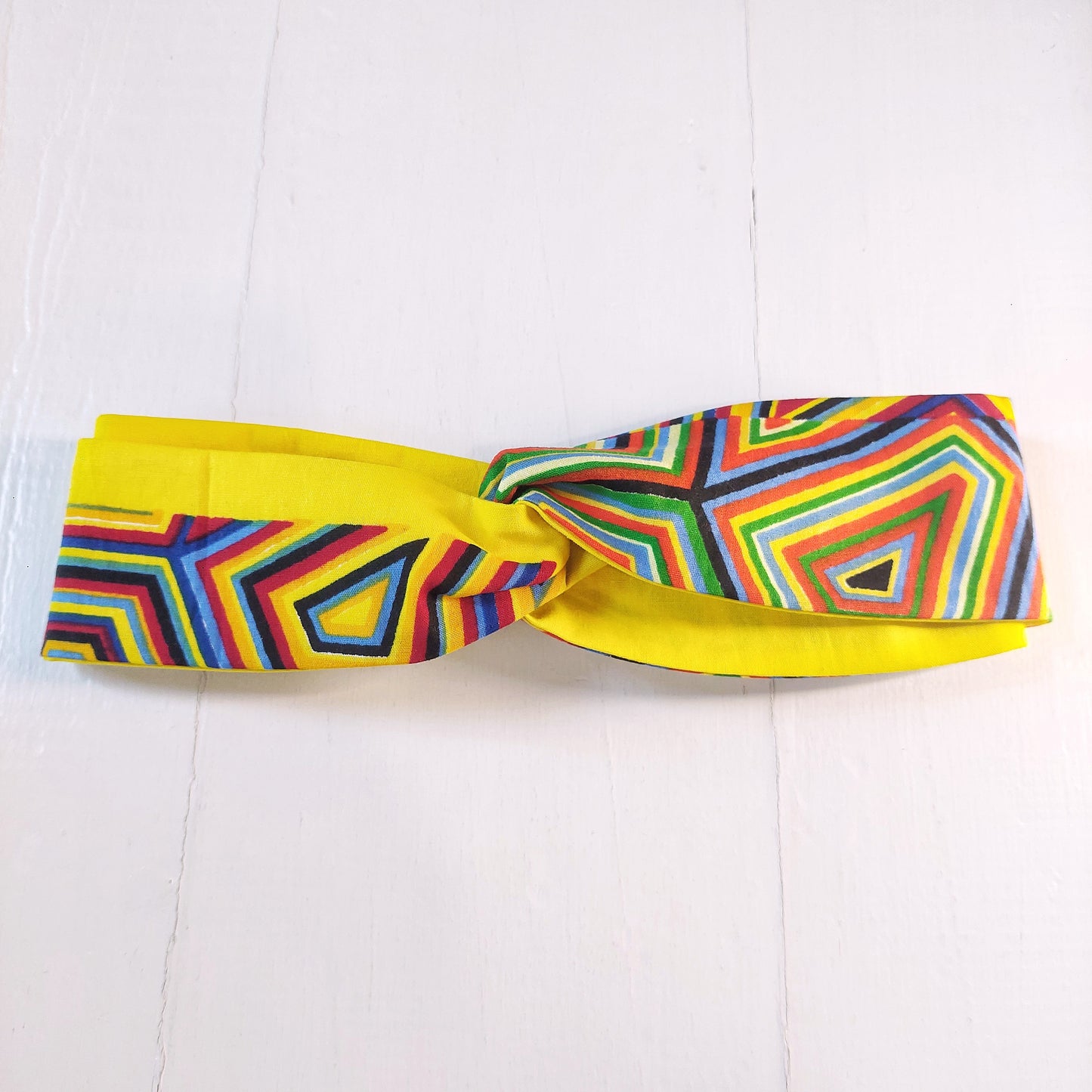 Fascia capelli in cotone colorato africano con chiusura ad elastico.
