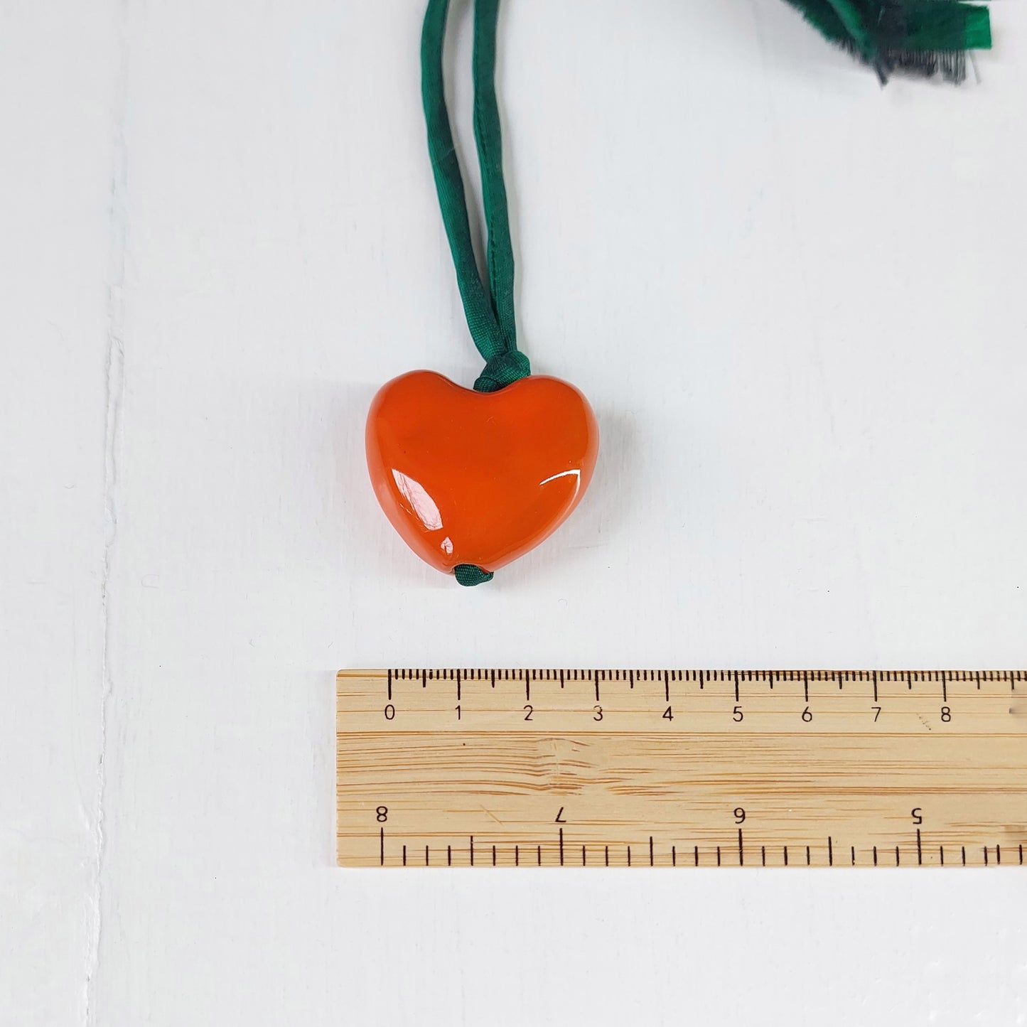 Collana "A metterci il cuore" da donna con cuore in ceramica arancione e laccio in seta verde