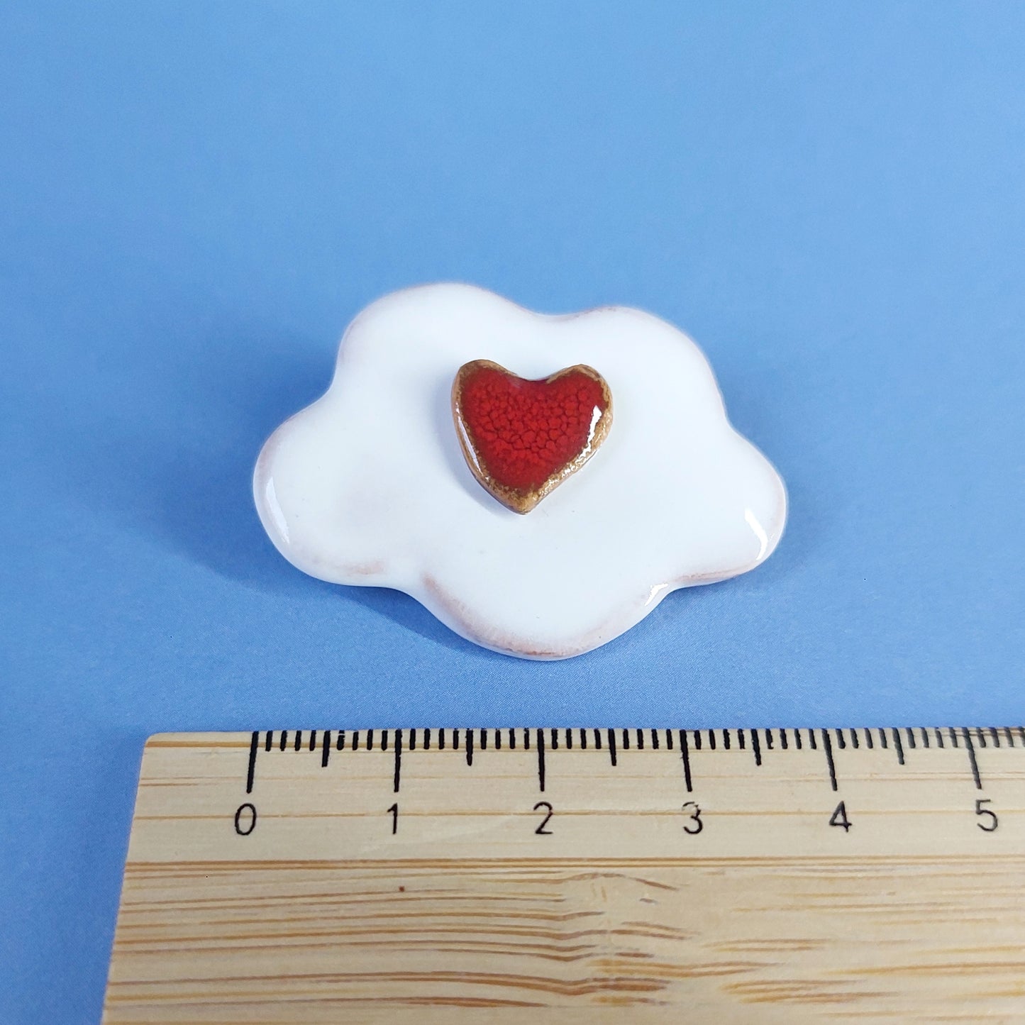 Spilla Nuvola bianca con cuoricino rosso in ceramica