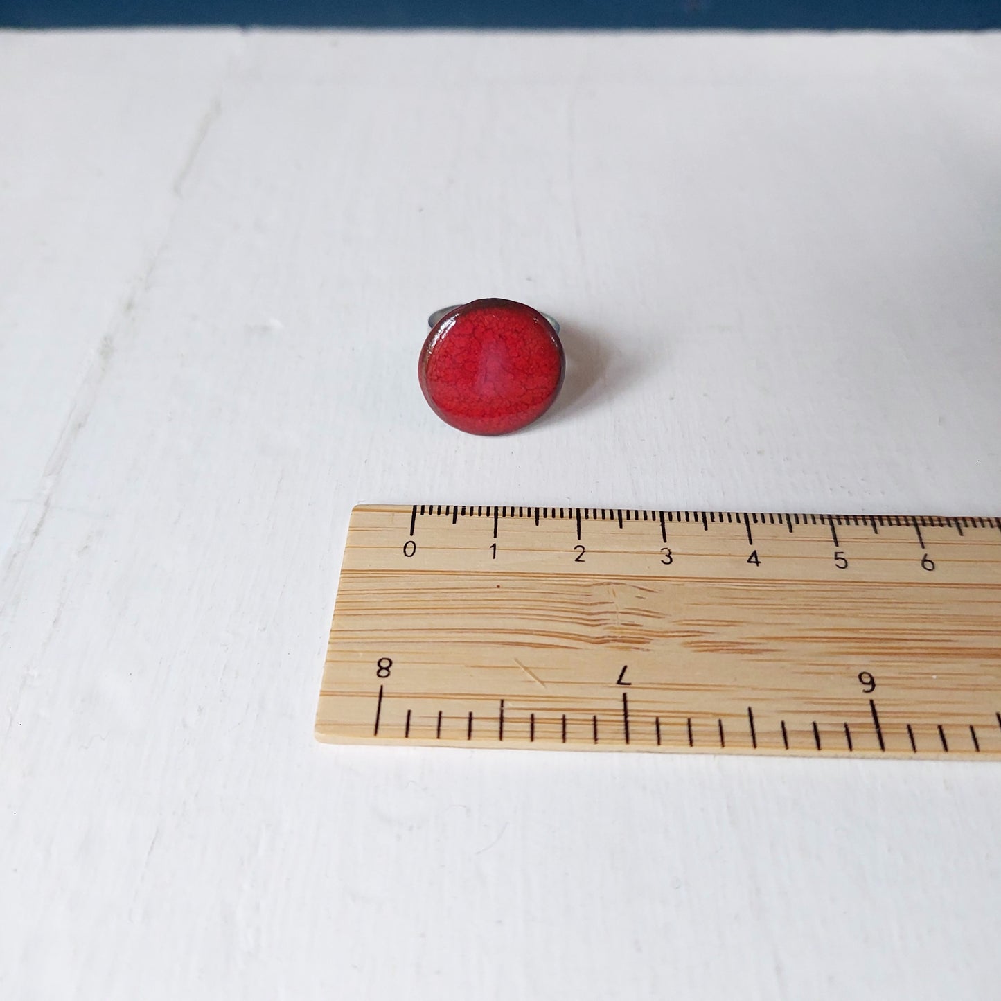 Anello da donna rosso in ceramica piatto