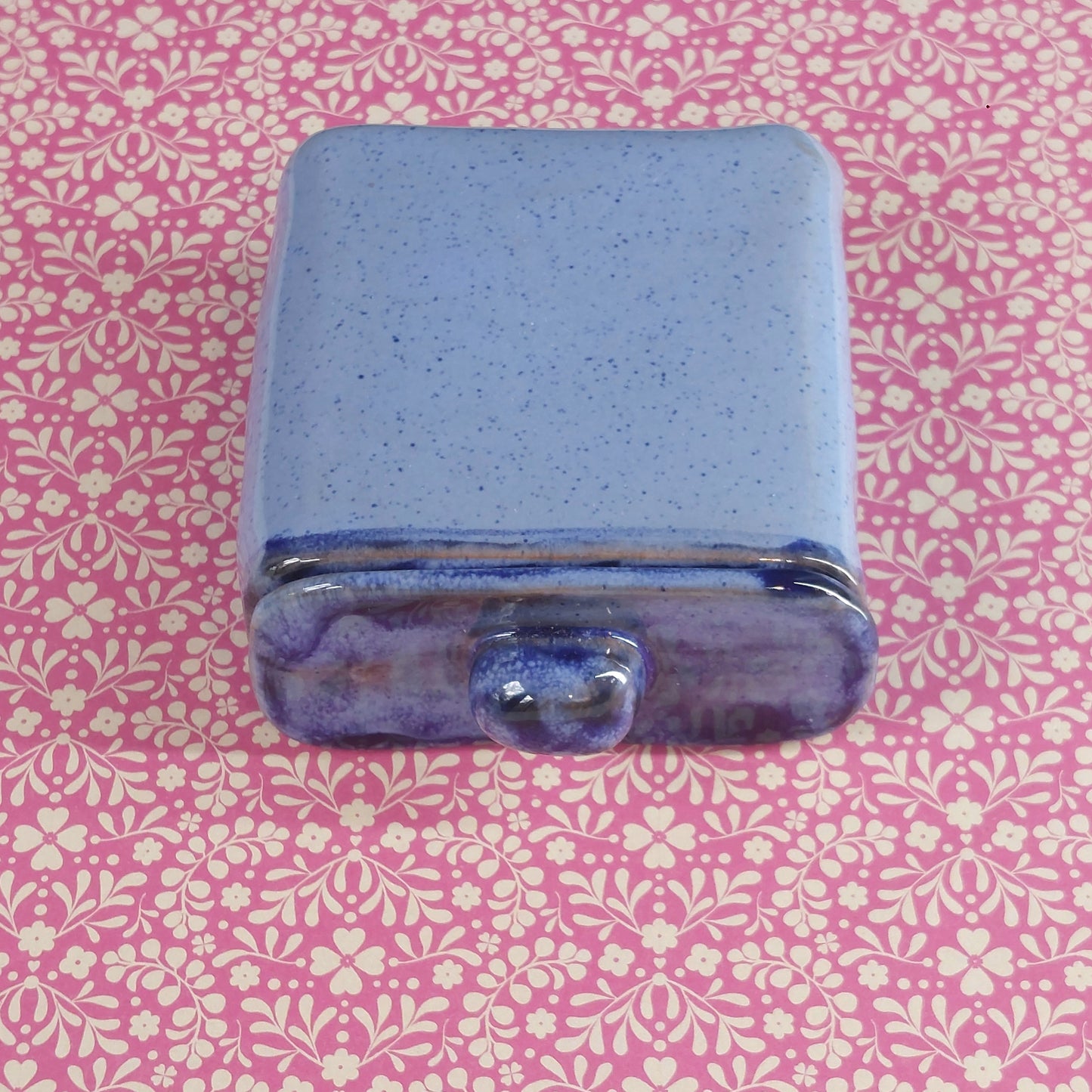 "Il sogno nel cassetto" ceramica azzurra e blu, con un piccolo foglio di carta ed una nuvoletta in ceramica. in ceramica. Formato medio.