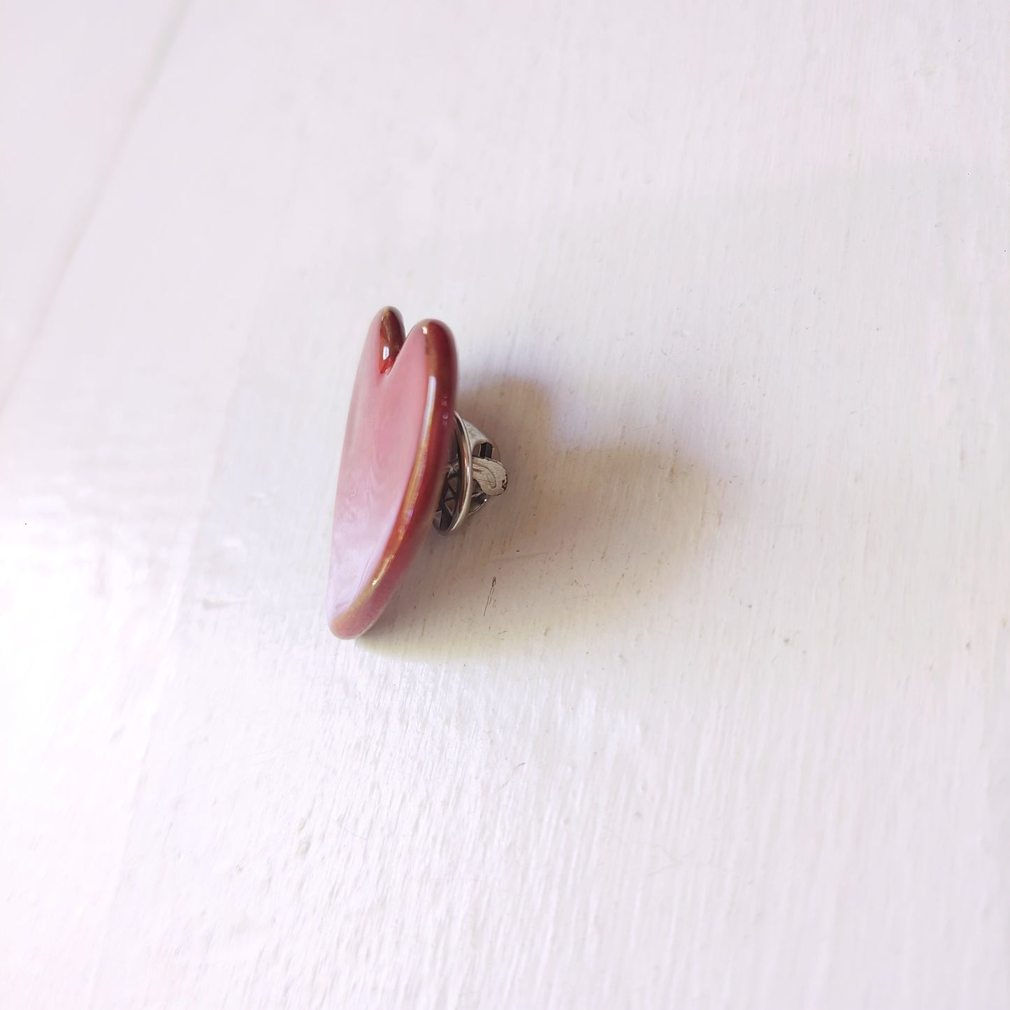 Spilla a cuore rossa in ceramica