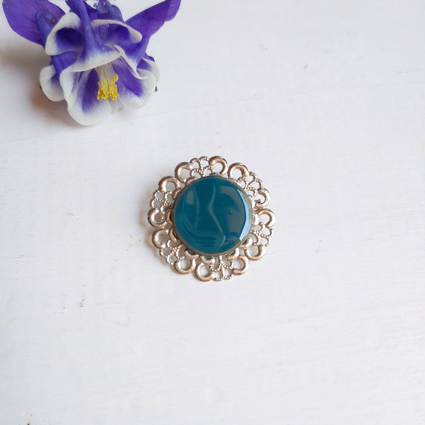 Spilla Romantica con perla in ceramica bianca e supporto in metallo in 4 varianti colore