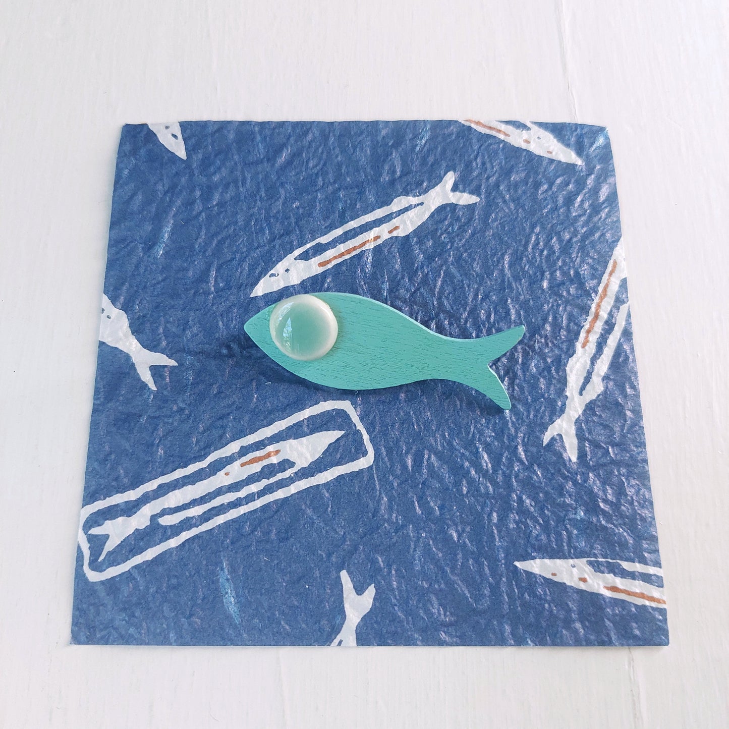 Spilla Pesciolino in legno bianco e ceramica azzurra in 2 varianti colore
