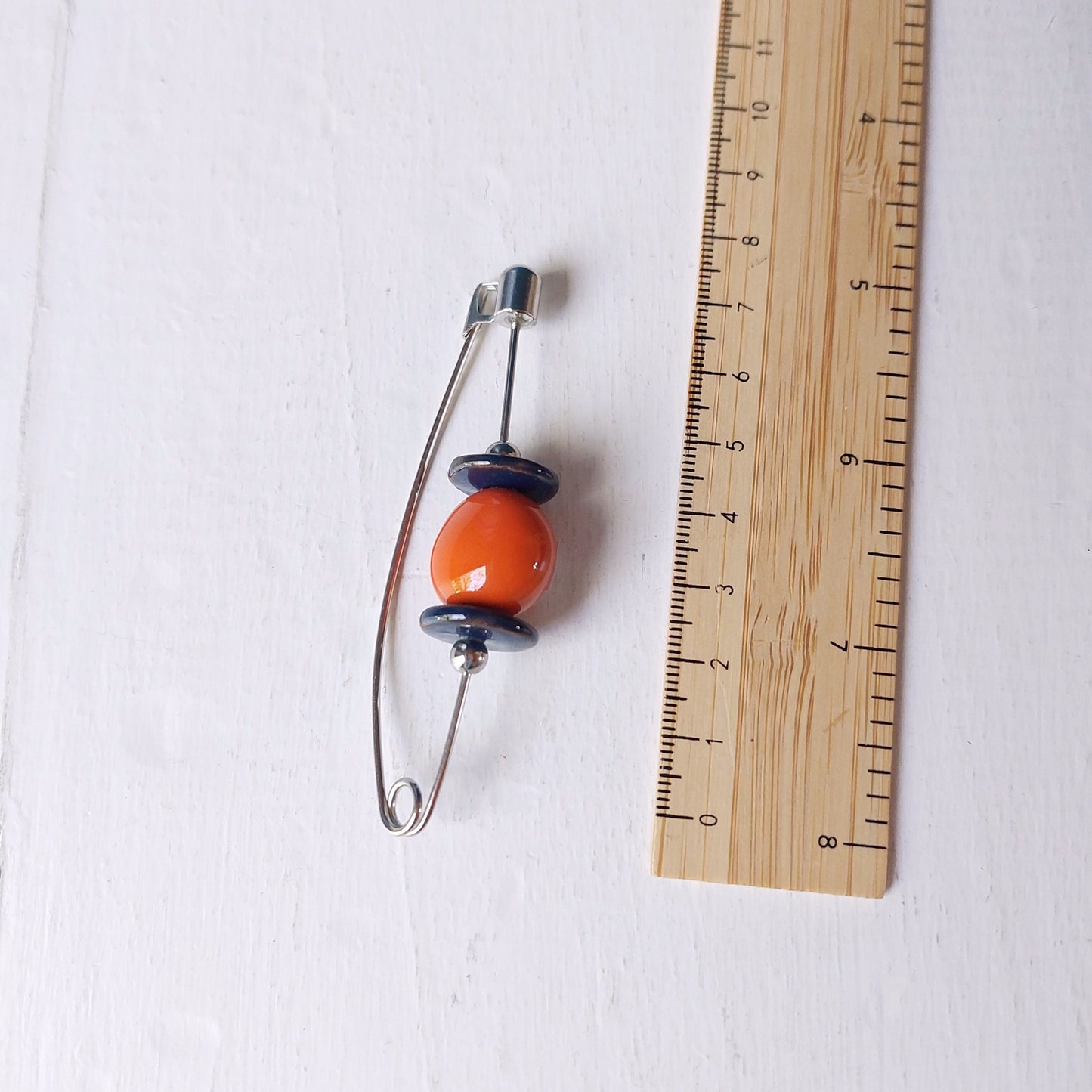 Spilla Madame rossa e azzurra in ceramica, cinque varianti colore.