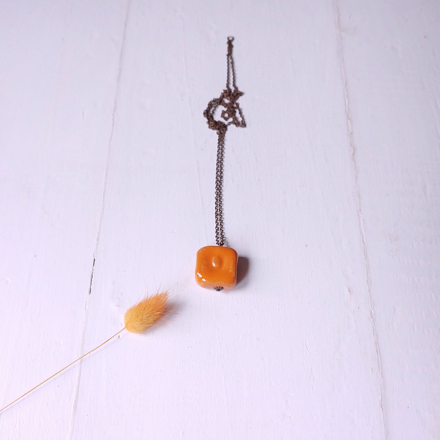 Collana Sesamo con perla in ceramica rosa e catena in metallo