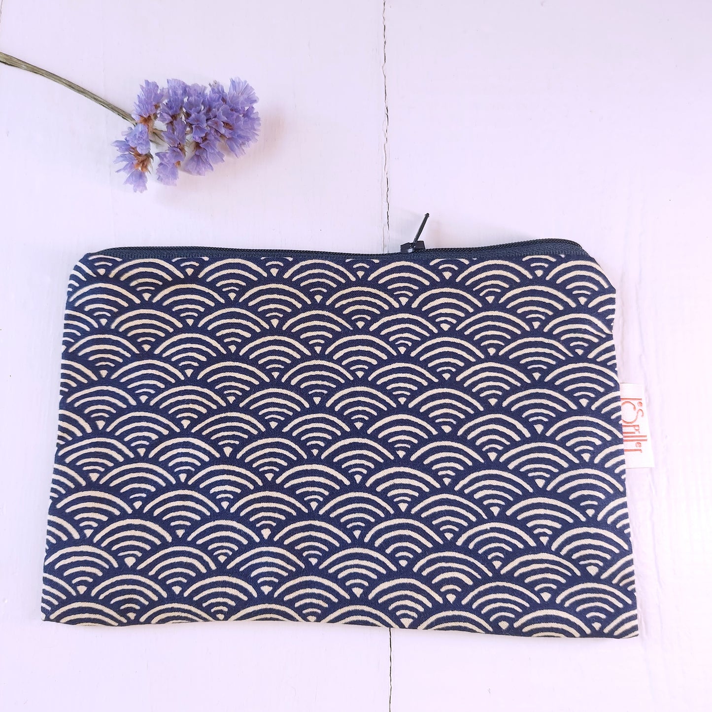 Pochette in fantasia di cotone blu e bianco foderata.
