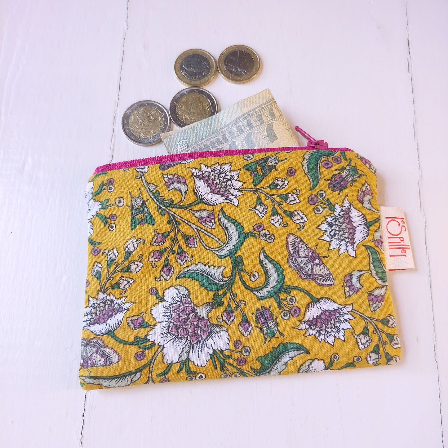 Pochette in cotone con fantasia floreale su fondo giallo foderata.