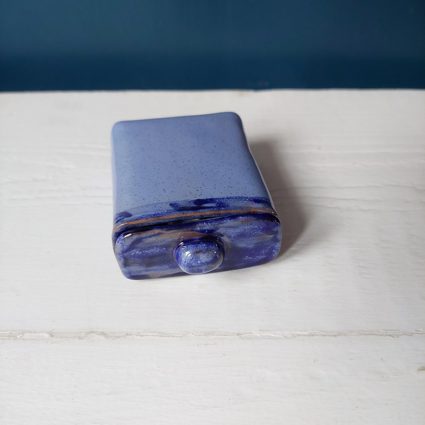 Sogno nel cassetto in ceramica azzurra, con foglio in ceramica bianco latte. Misura media.