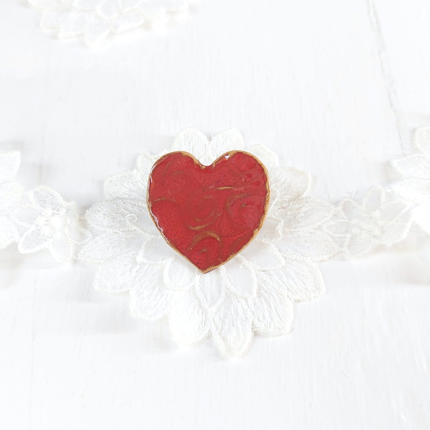 Spilla cuore piccola, in ceramica rossa con retro in metallo.