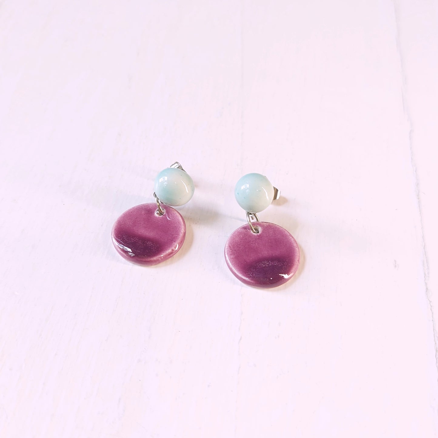 Orecchini pendenti in ceramica rossa bombata e ceramica bianca, in cinque varianti colore.