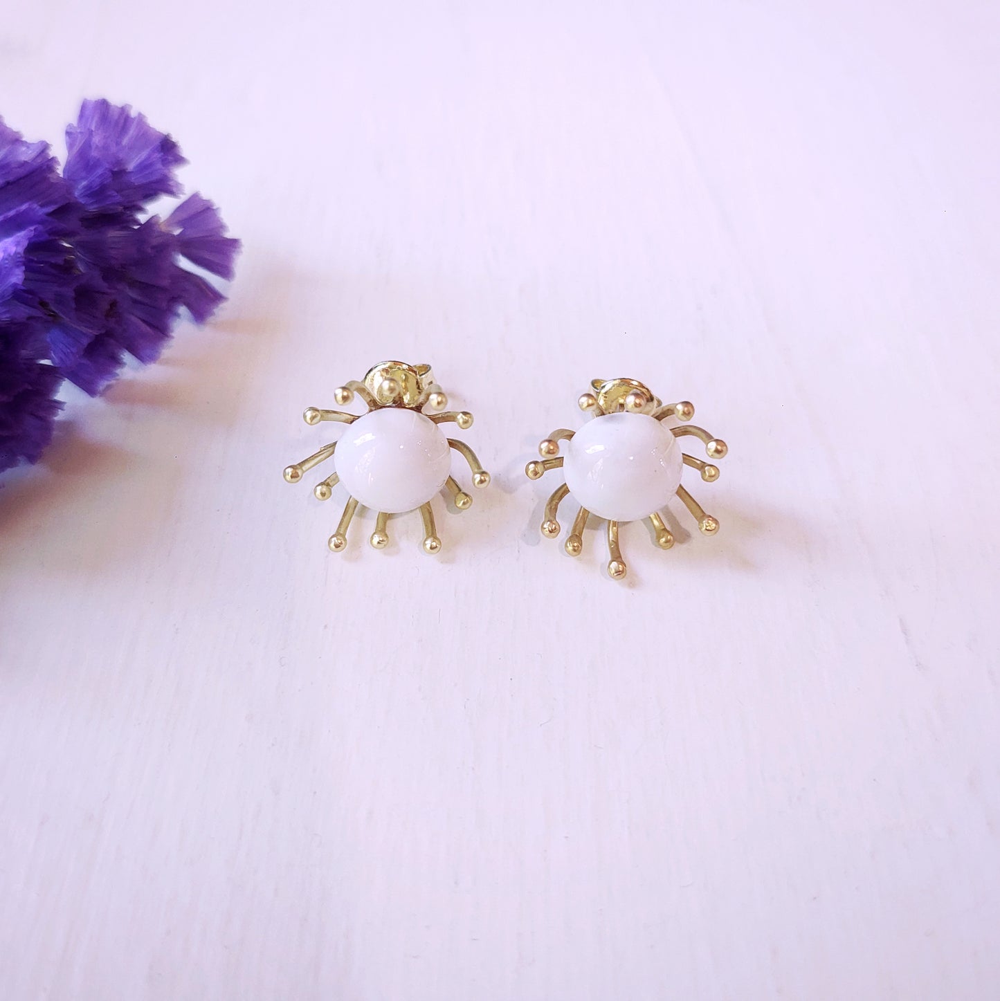 Orecchini Piccoli Raggi con perla in ceramica celeste e metallo color oro.