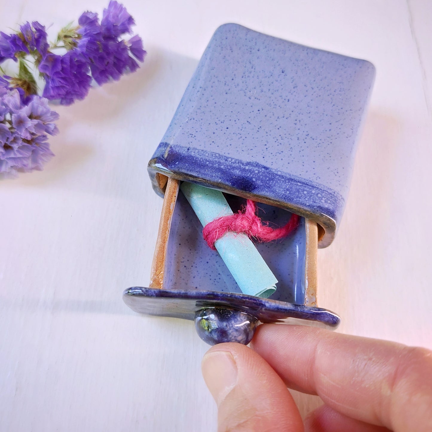 "Il Sogno nel cassetto" ceramica celeste e blu, con foglio arrotolato in carta, formato medio.