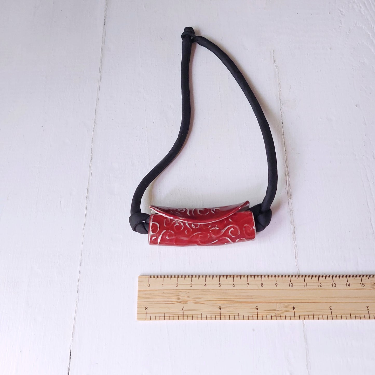 Collana girocollo da donna con perla rossa in ceramica e laccio in seta