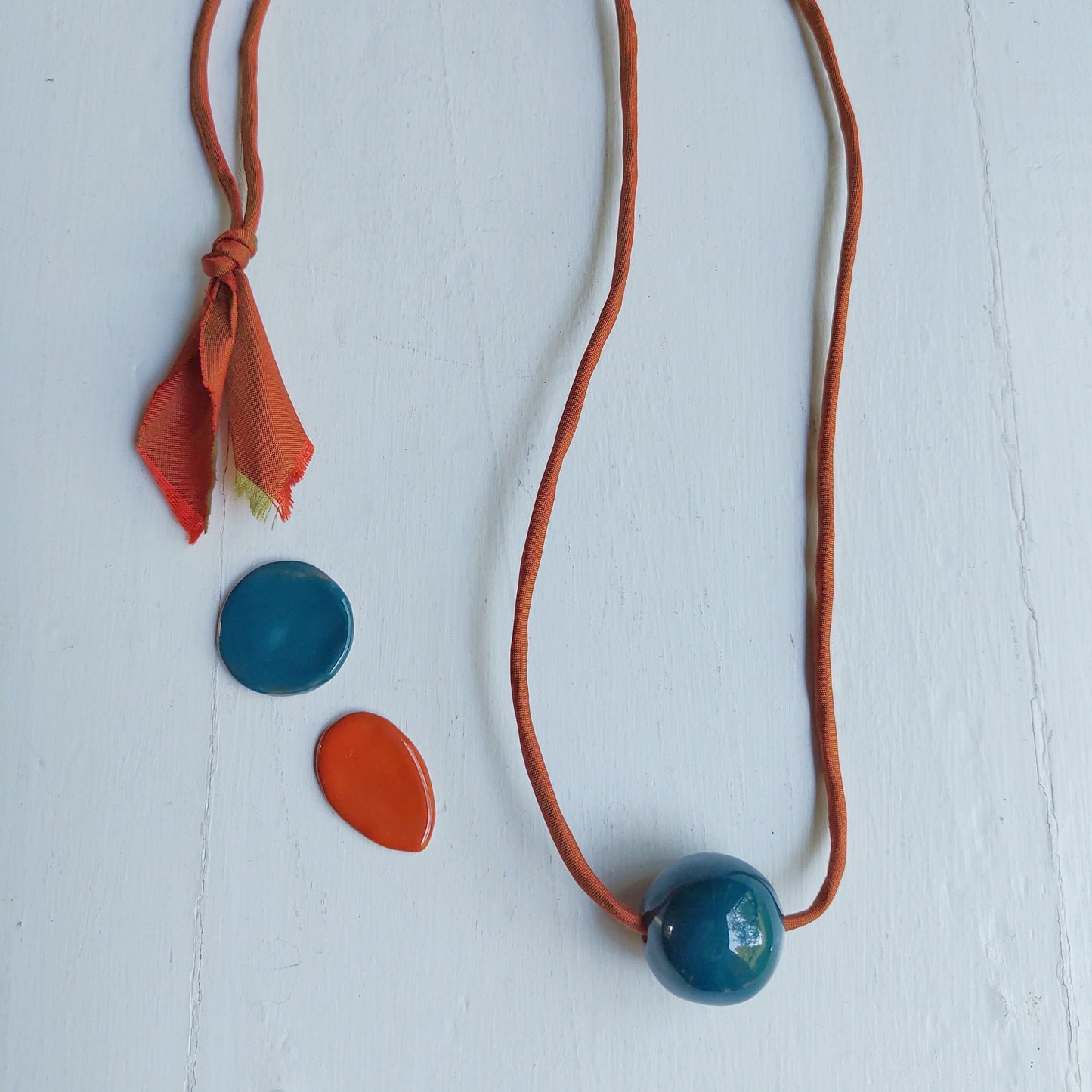 Collana da donna con perla in ceramica e laccio in seta in cinque varianti colore