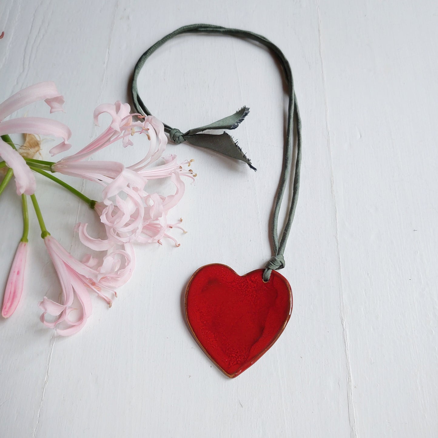 Collana da donna con cuore in ceramica rossa e laccio verde