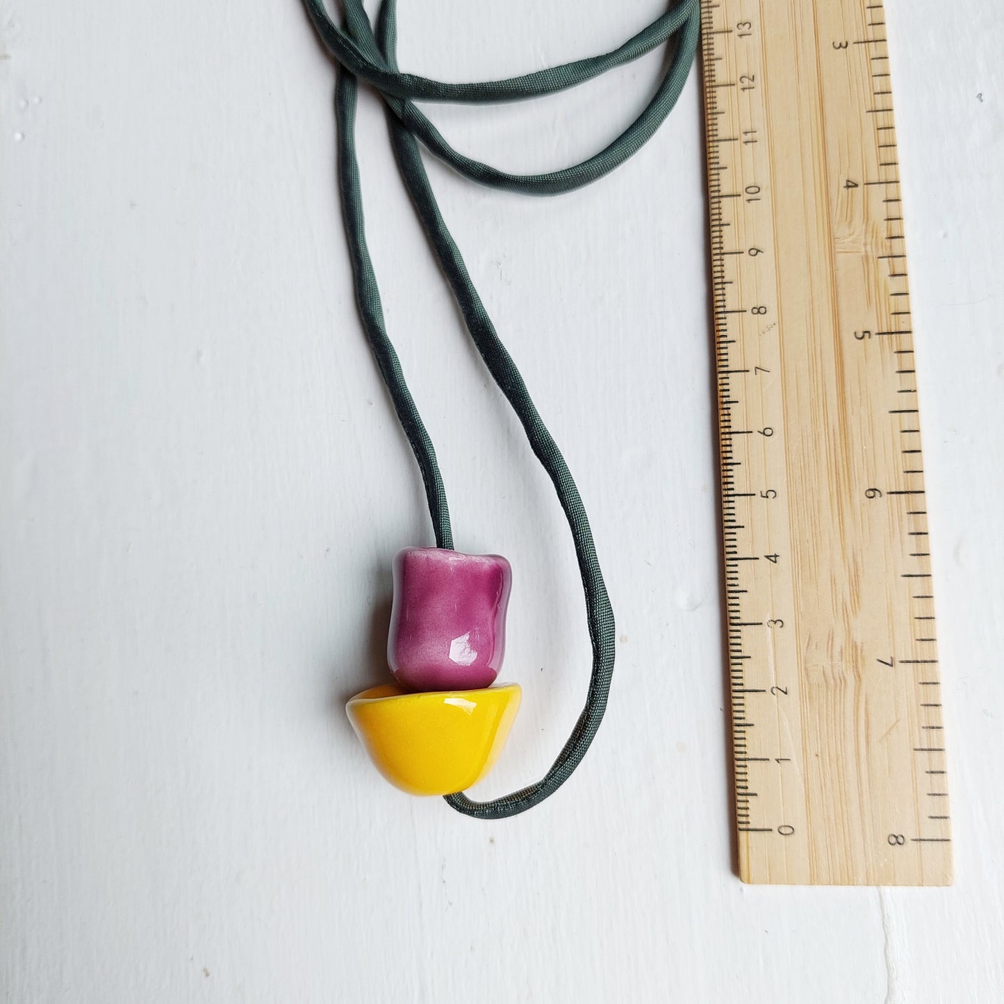 Collana donna con 2 perle in ceramica giallo e viola e laccio in seta