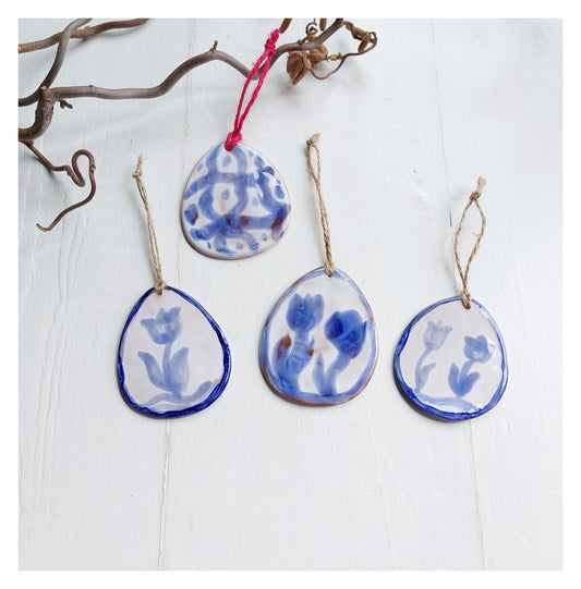 Uova in ceramica bianca e blu