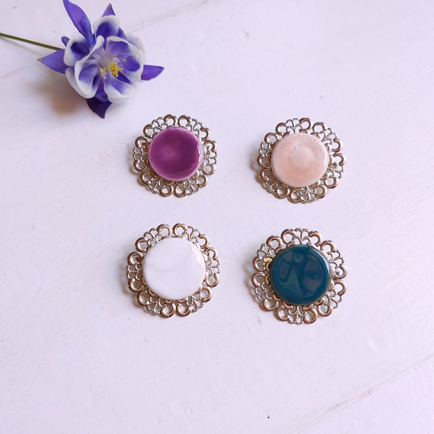 Spilla Romantica con perla in ceramica bianca e supporto in metallo in 4  varianti colore