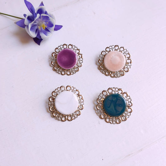 Spilla Romantica con perla in ceramica bianca e supporto in metallo in 4  varianti colore