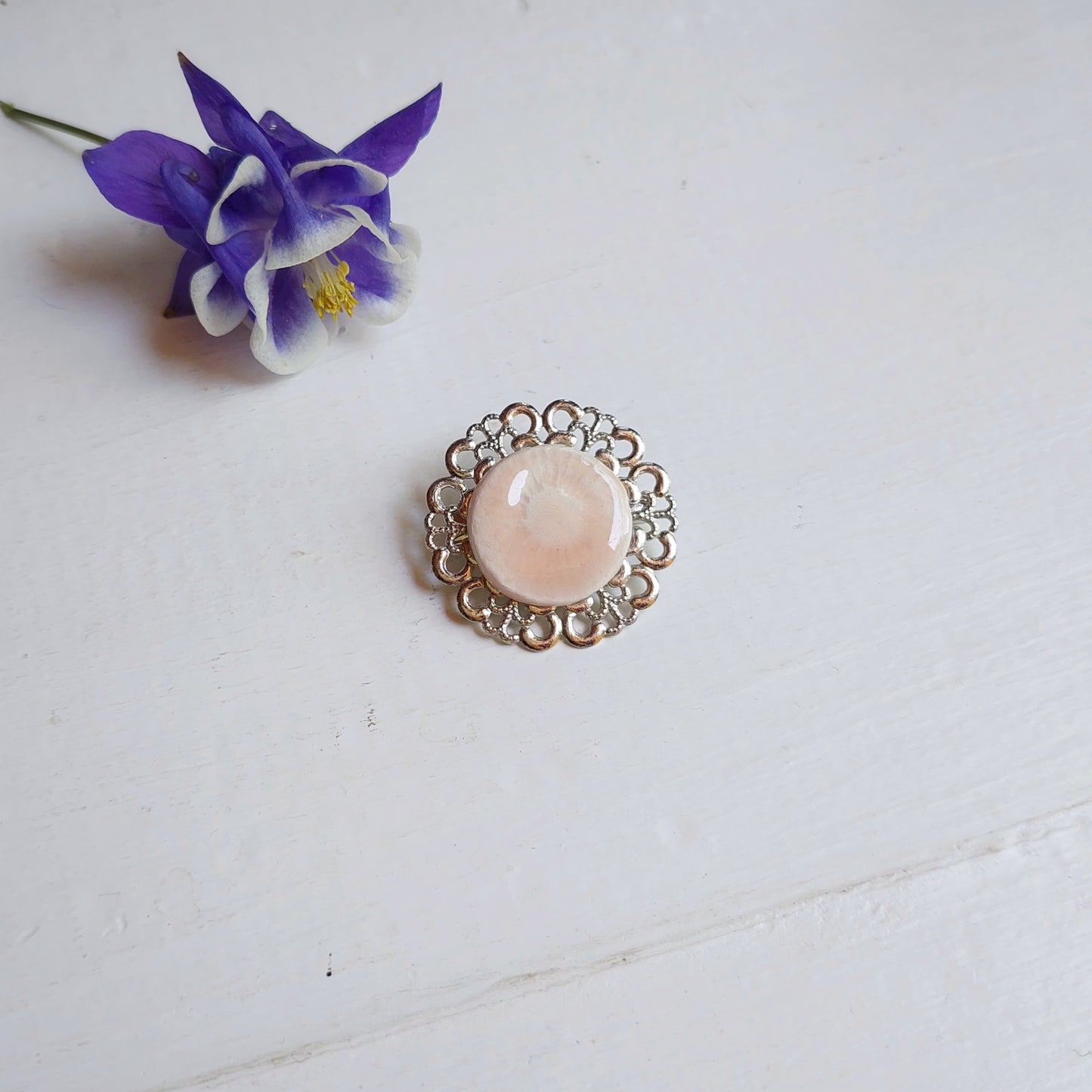 Spilla Romantica con perla in ceramica bianca e supporto in metallo in 4  varianti colore