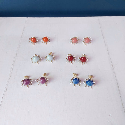 Orecchini Piccoli Raggi in ceramica azzurra con base color oro in 6 varianti colore