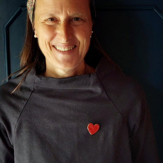 Spilla a cuore rossa in ceramica