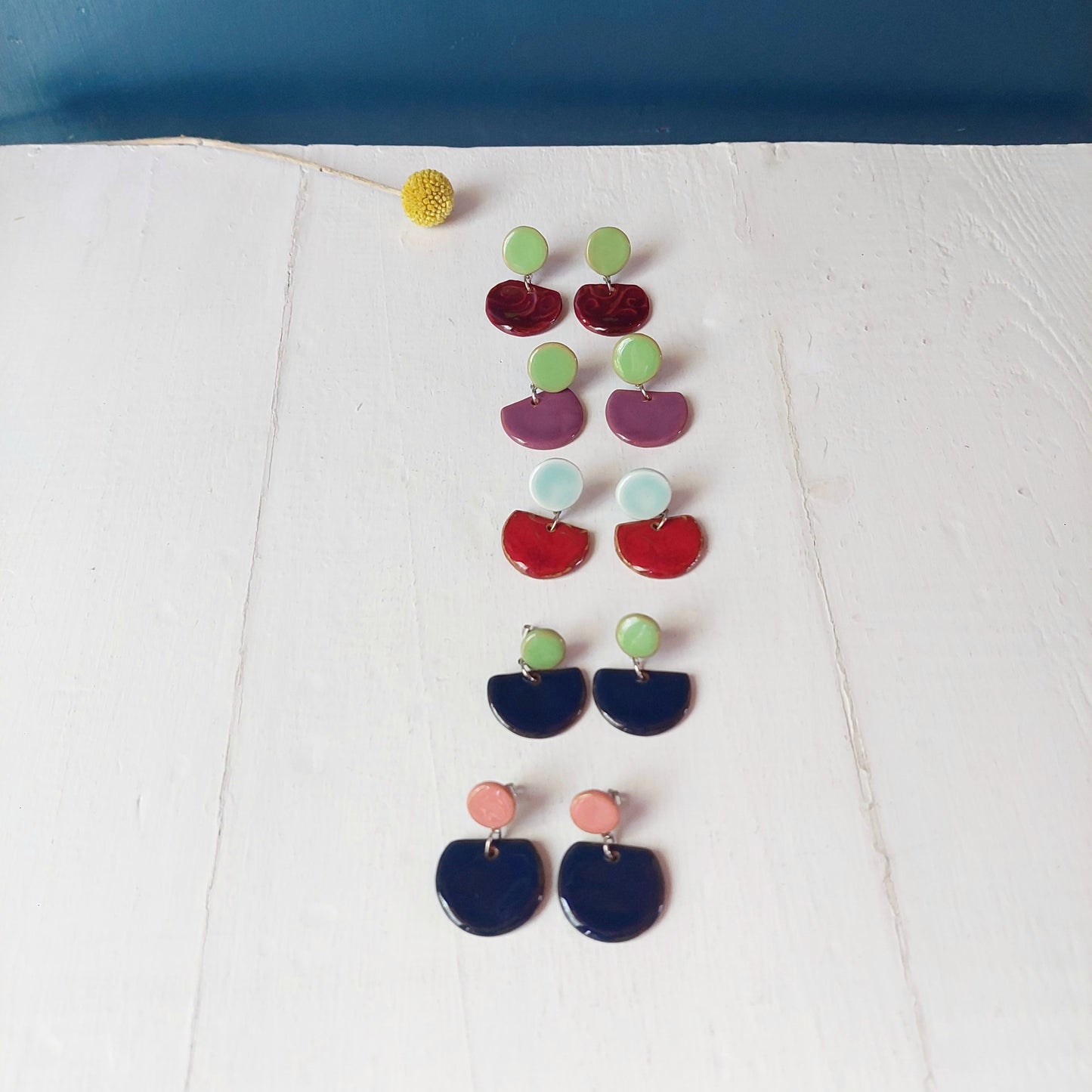 Orecchini Mondi a lobo pendenti in ceramica rossa e verde mela.