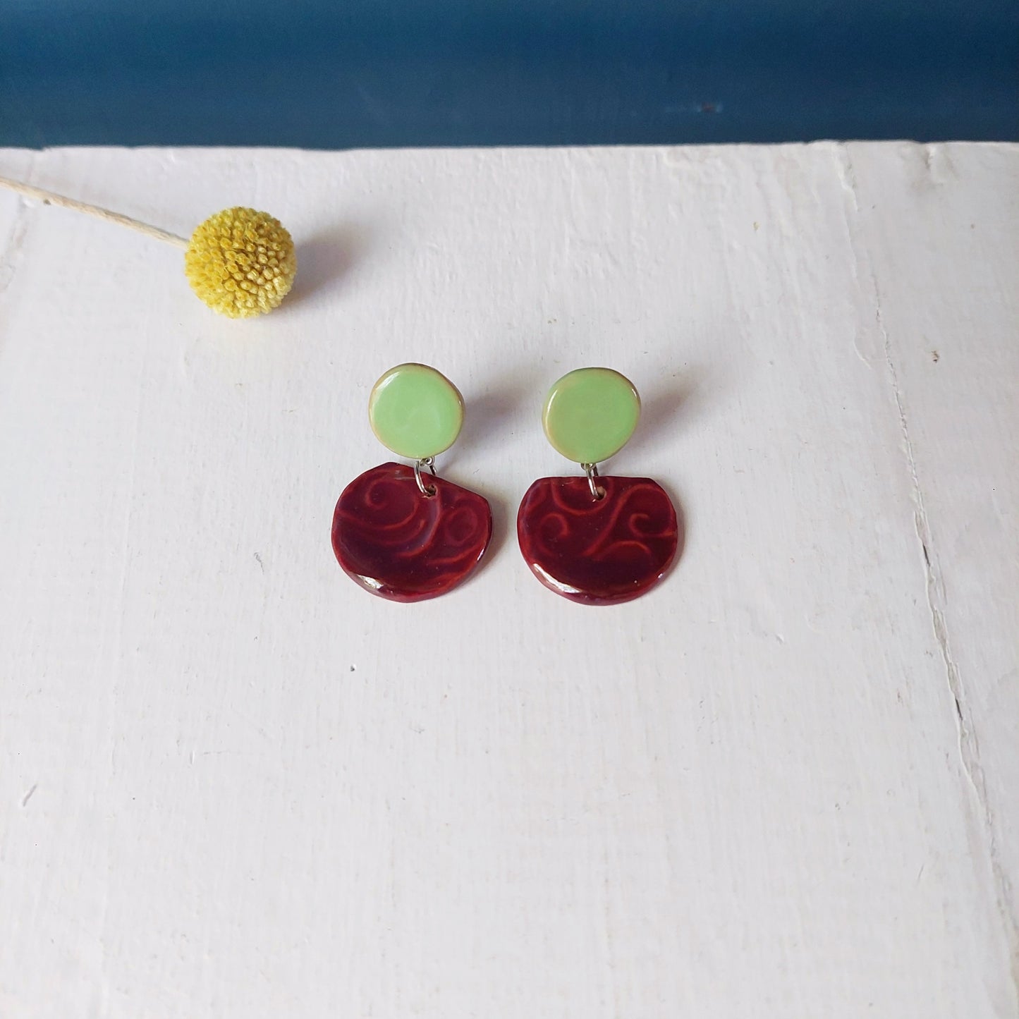 Orecchini Mondi a lobo pendenti in ceramica rossa e verde mela.