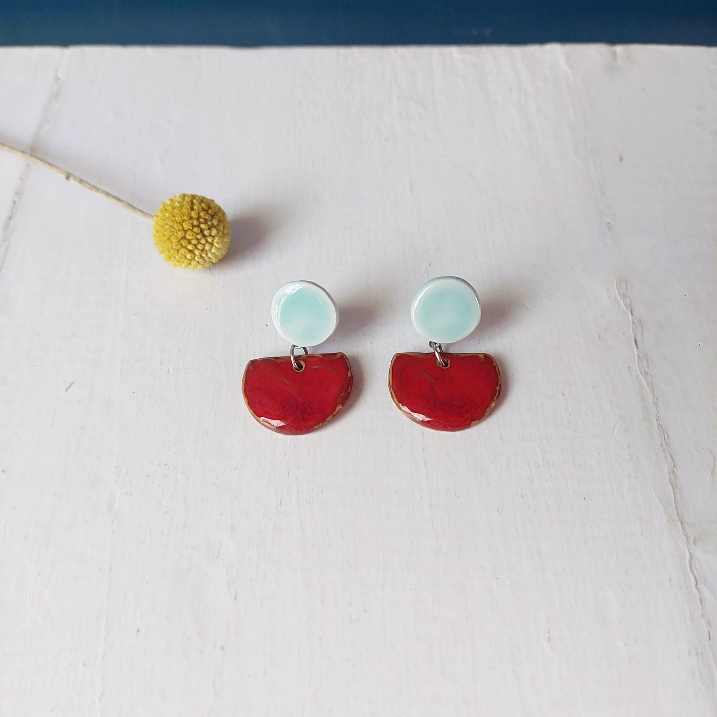 Orecchini Mondi a lobo pendenti in ceramica rossa e verde mela.