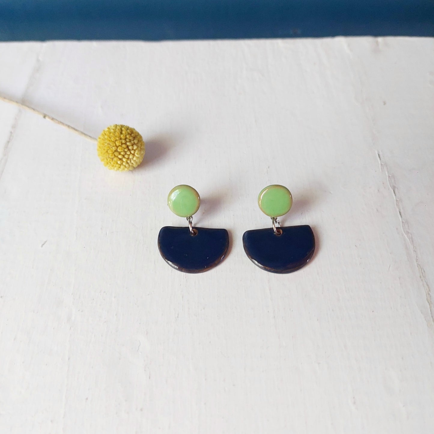 Orecchini Mondi a lobo pendenti in ceramica rossa e verde mela.