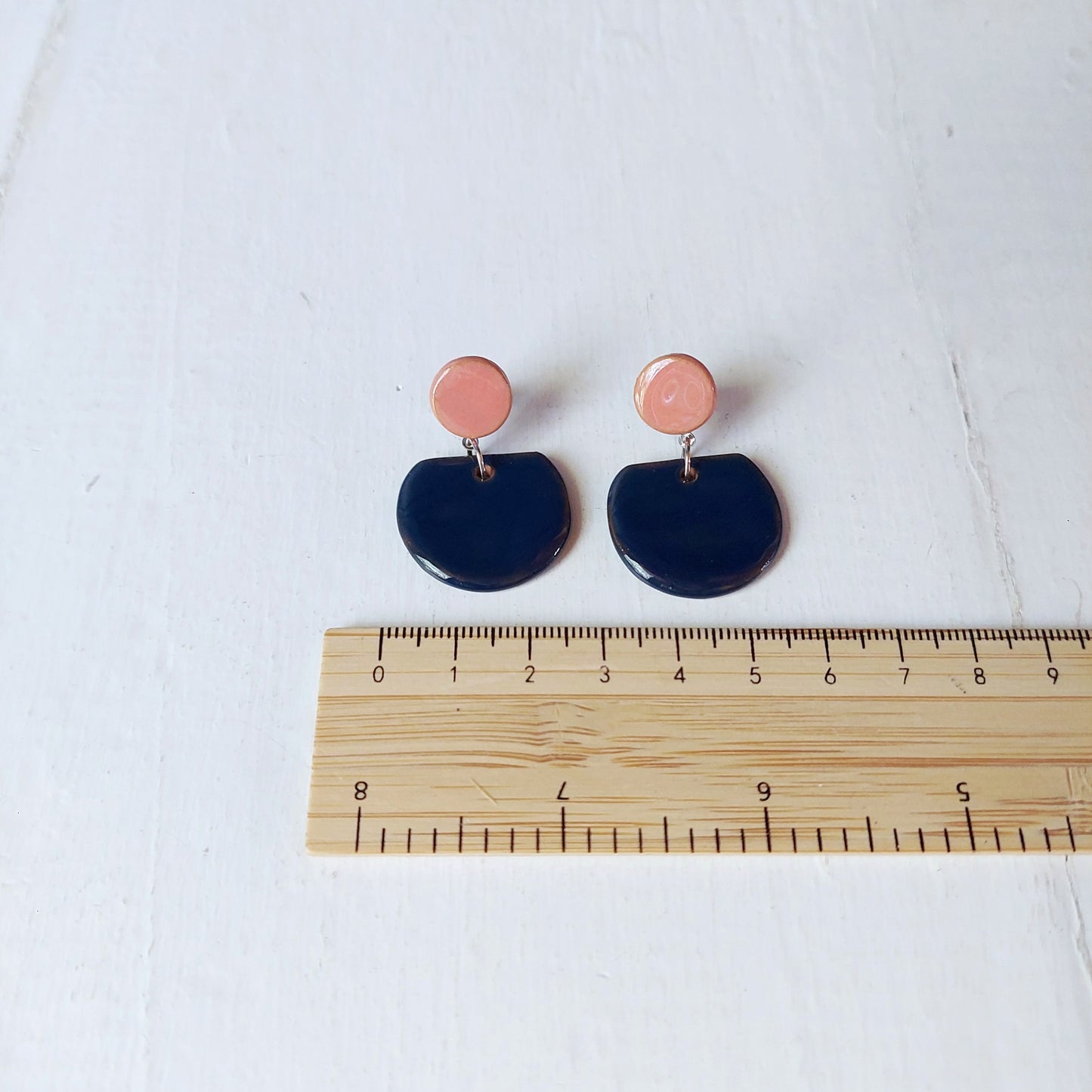 Orecchini Mondi a lobo pendenti in ceramica rossa e verde mela.