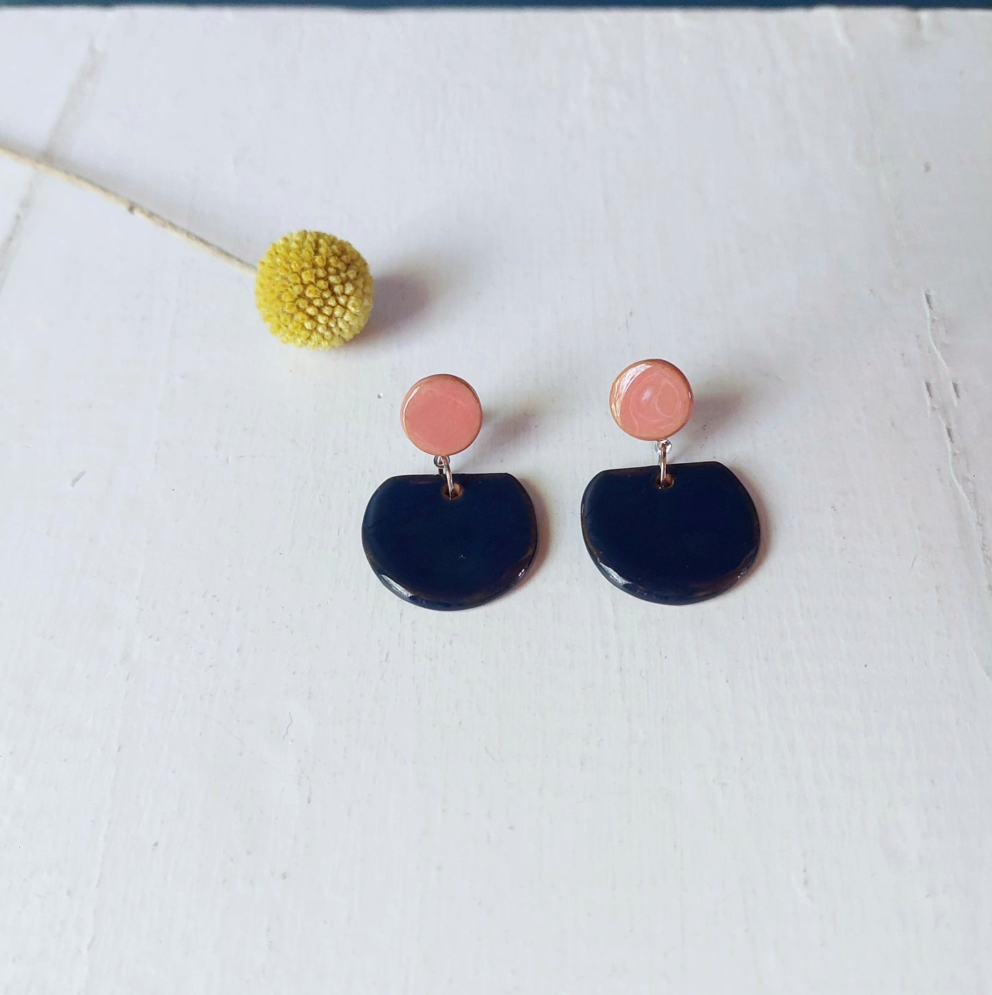 Orecchini Mondi a lobo pendenti in ceramica rossa e verde mela.