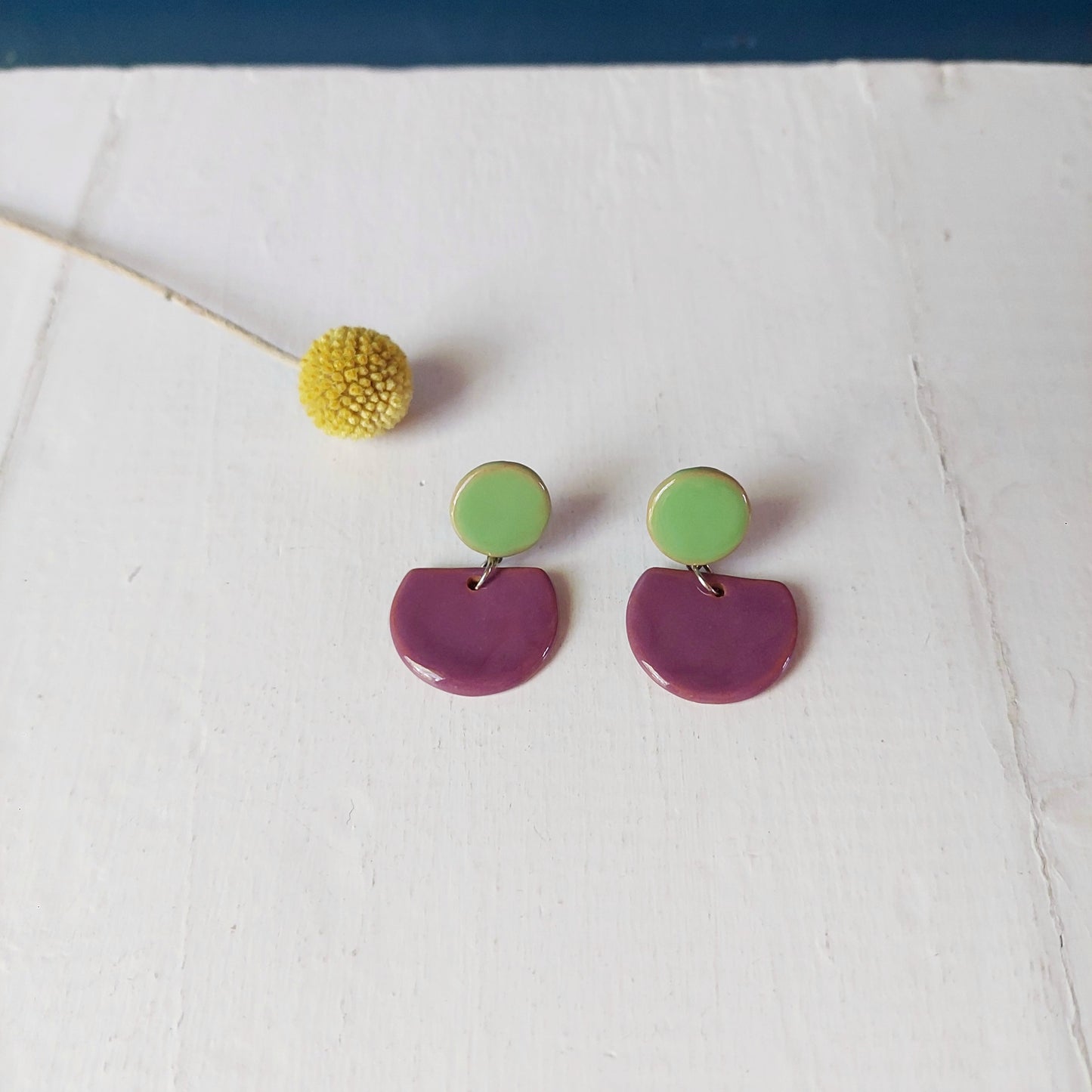 Orecchini Mondi a lobo pendenti in ceramica rossa e verde mela.