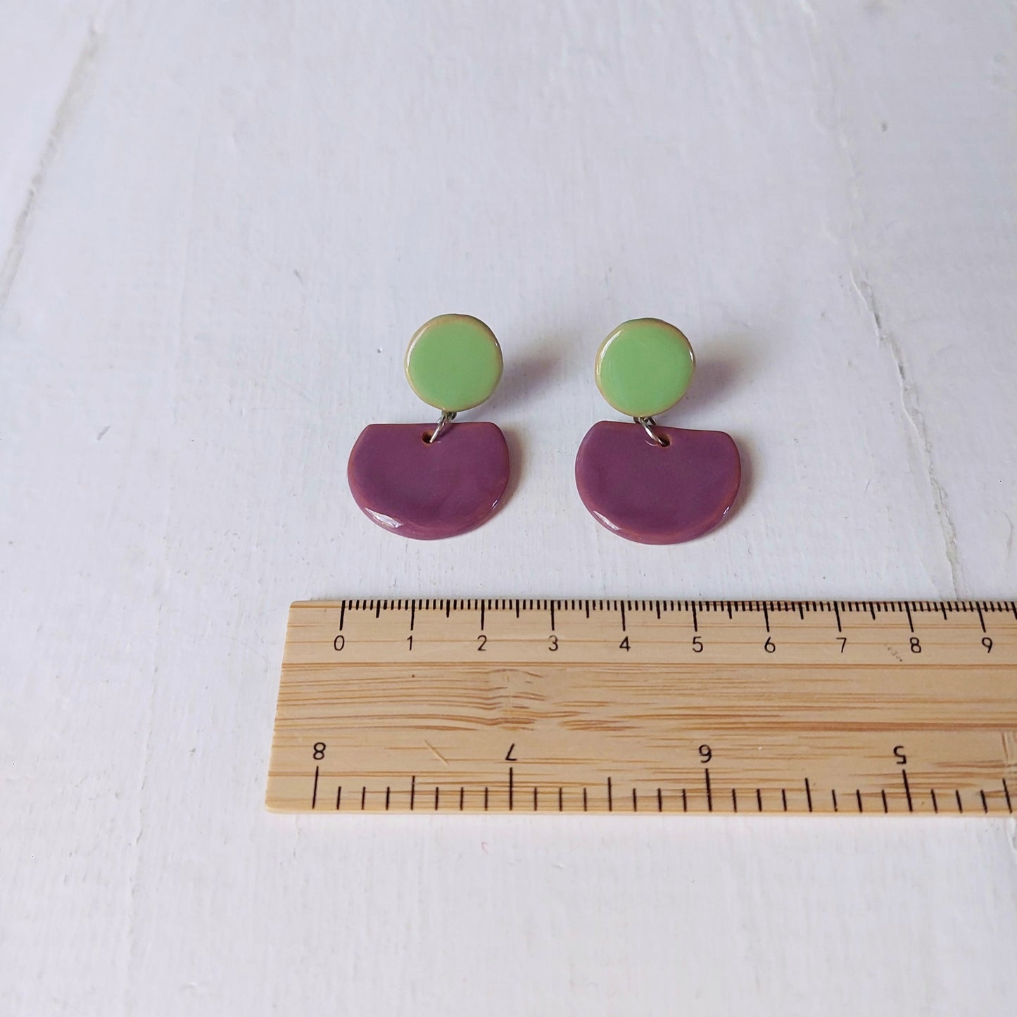 Orecchini Mondi a lobo pendenti in ceramica rossa e verde mela.