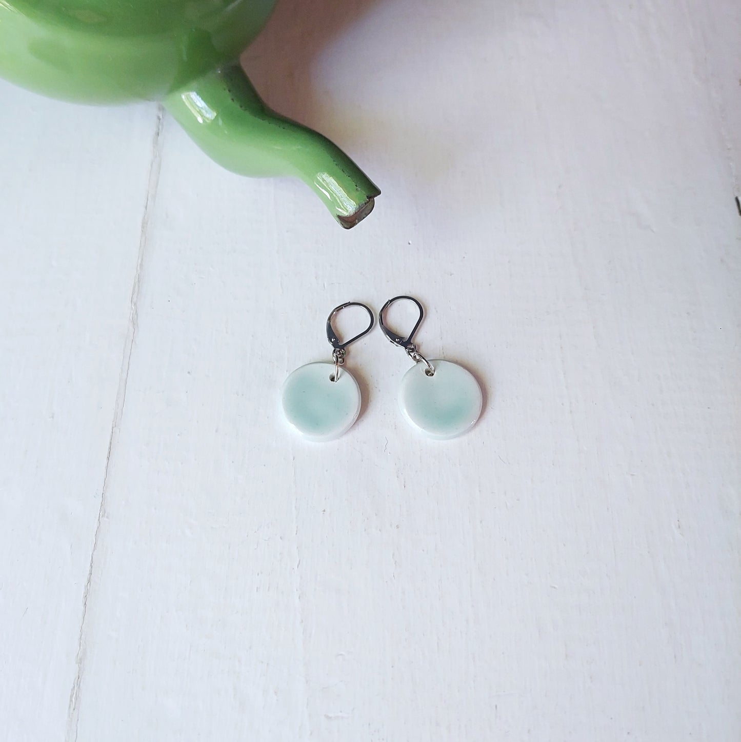 Orecchini pendenti Piccole Lune in ceramica color pervinca in sei varianti colore