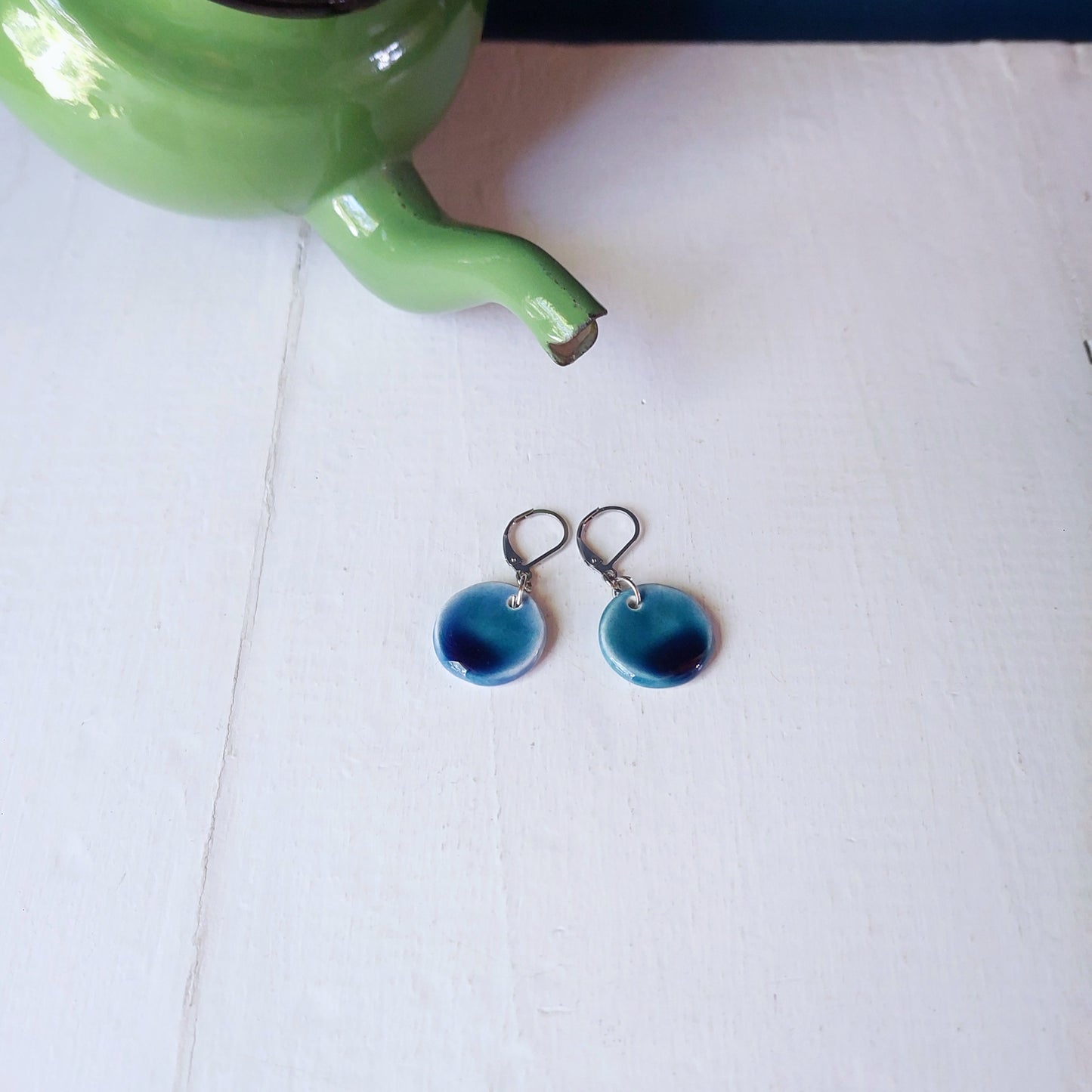 Orecchini pendenti Piccole Lune in ceramica color pervinca in sei varianti colore