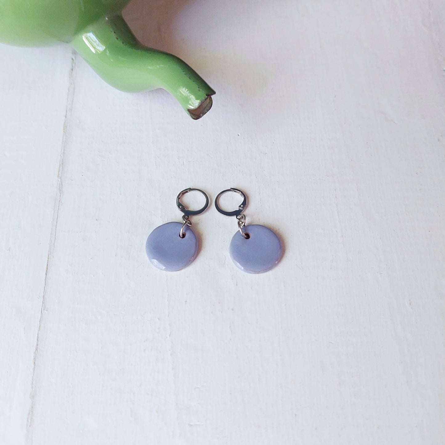 Orecchini pendenti Piccole Lune in ceramica color pervinca in sei varianti colore