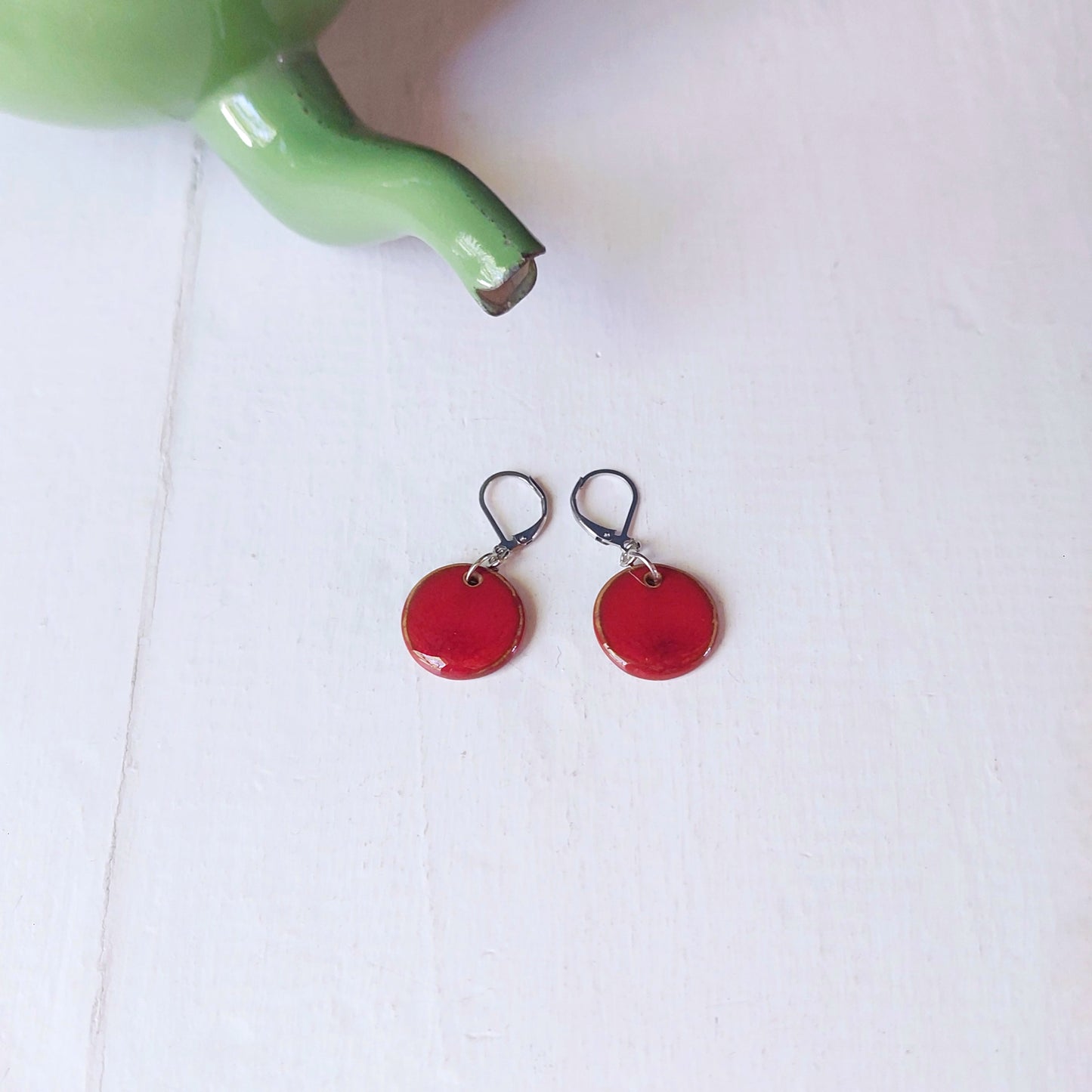 Orecchini pendenti Piccole Lune in ceramica color pervinca in sei varianti colore