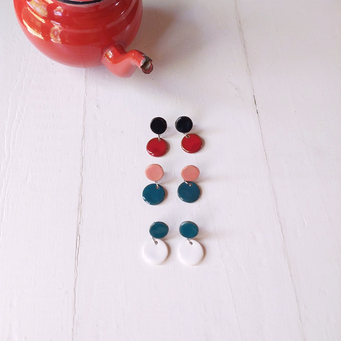 Orecchini Viaggi pendenti con perle in ceramica in tre varianti colore