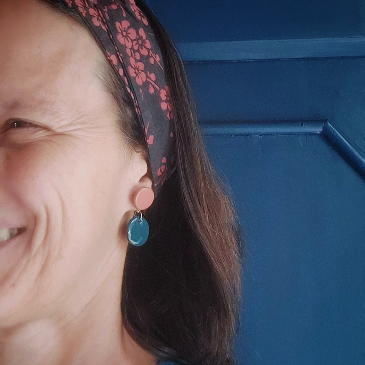 Orecchini Viaggi pendenti con perle in ceramica in tre varianti colore